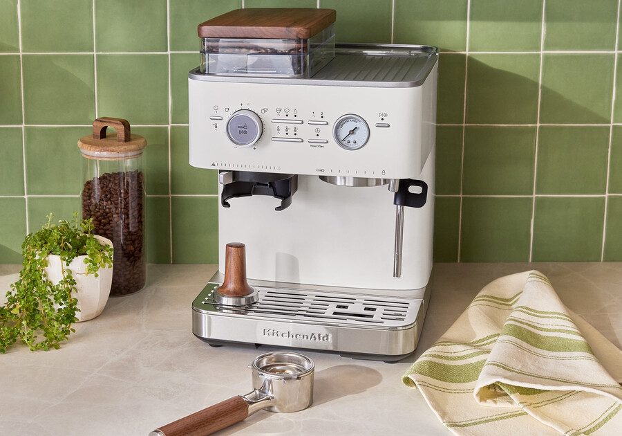 cafetera espresso semiautomática con molinillo y kit de accesorios de madera de nogal.